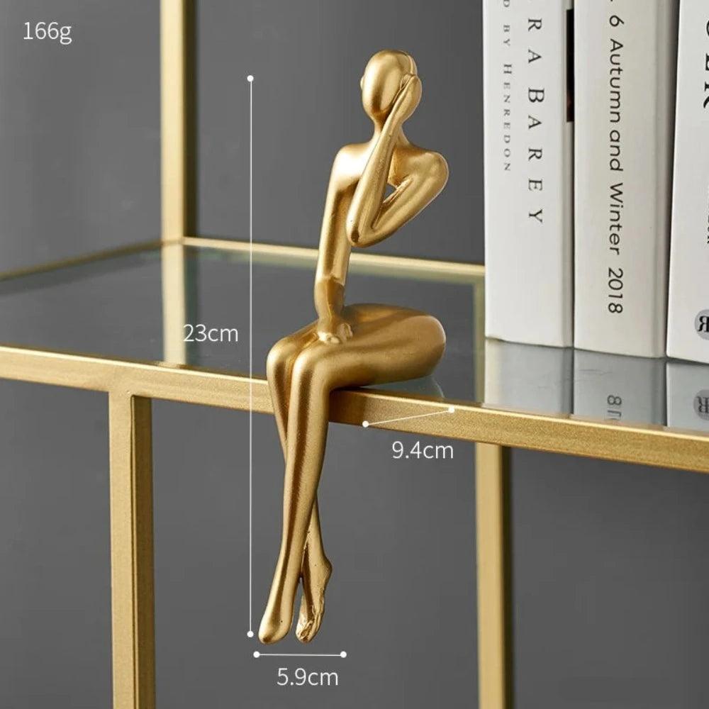 Estatueta Minimalista Dourada Pessoa Abstrata Sentada - Artezare